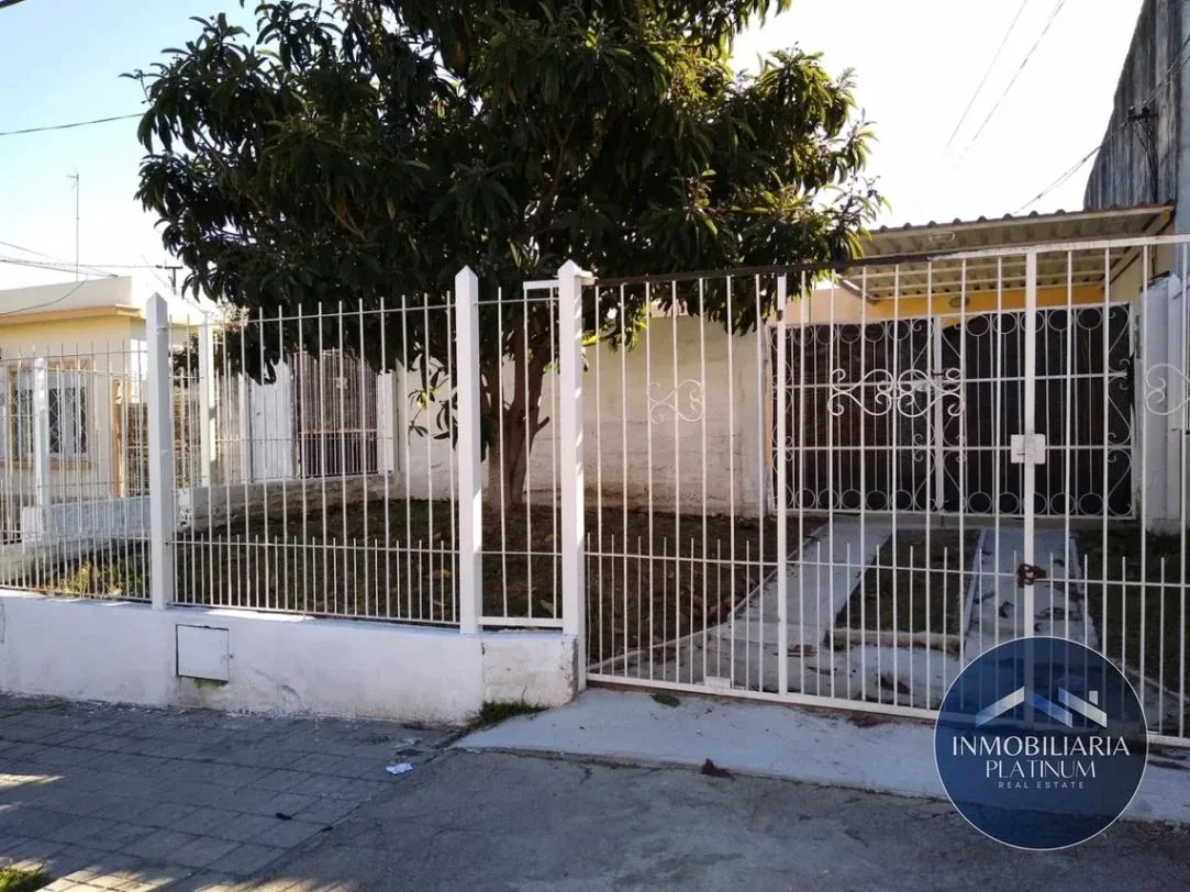 Casa en alquiler c/ cochera en Pérez Castellanos - Imagen 1