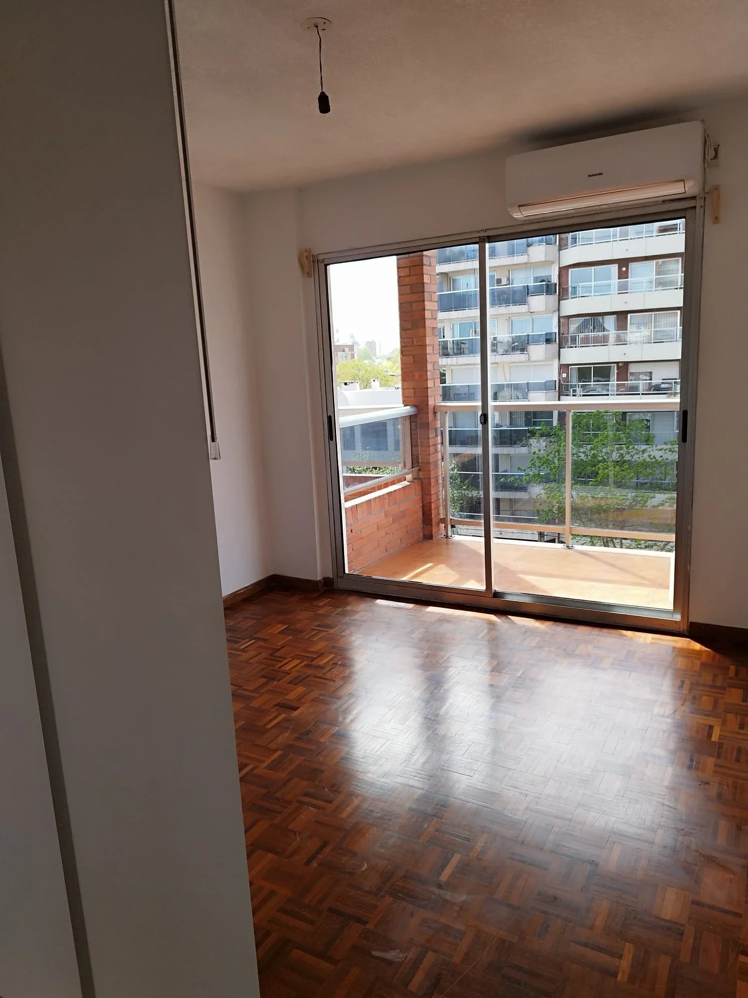 ALQUILER MONOAMBIENTE BALCON AL FRENTE POCITOS - Imagen 2
