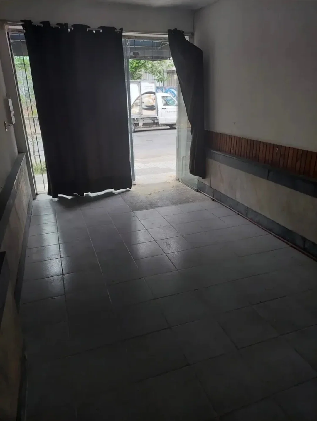 Local Comercial en alquiler ubicado en Tres Cruces - Imagen 2