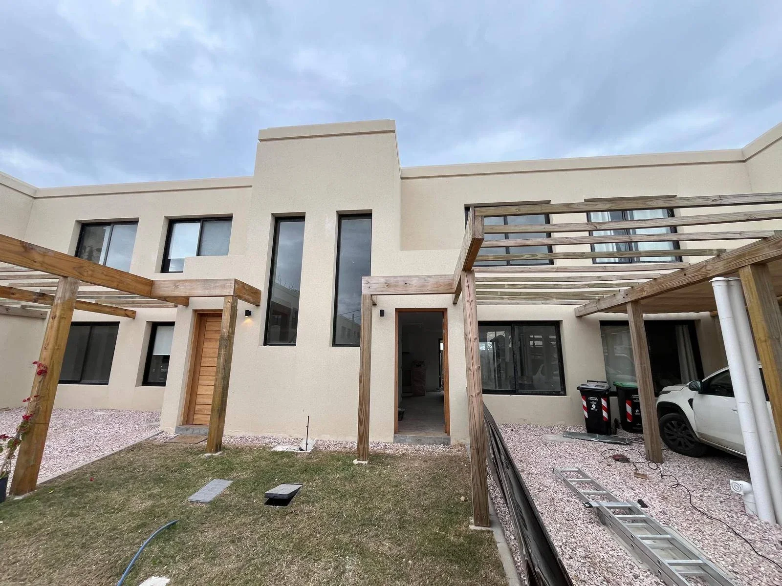Casa en venta c/ cochera en Solymar - Imagen 1
