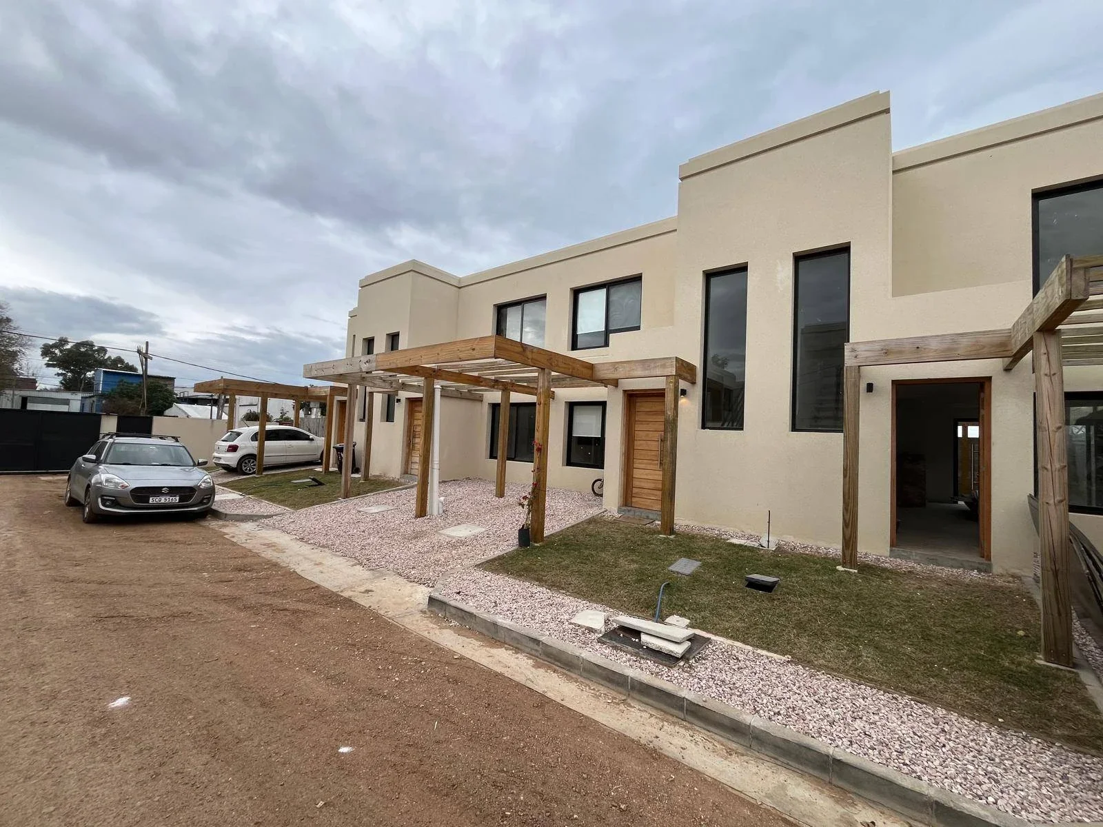 Casa en venta c/ cochera en Solymar - Imagen 2