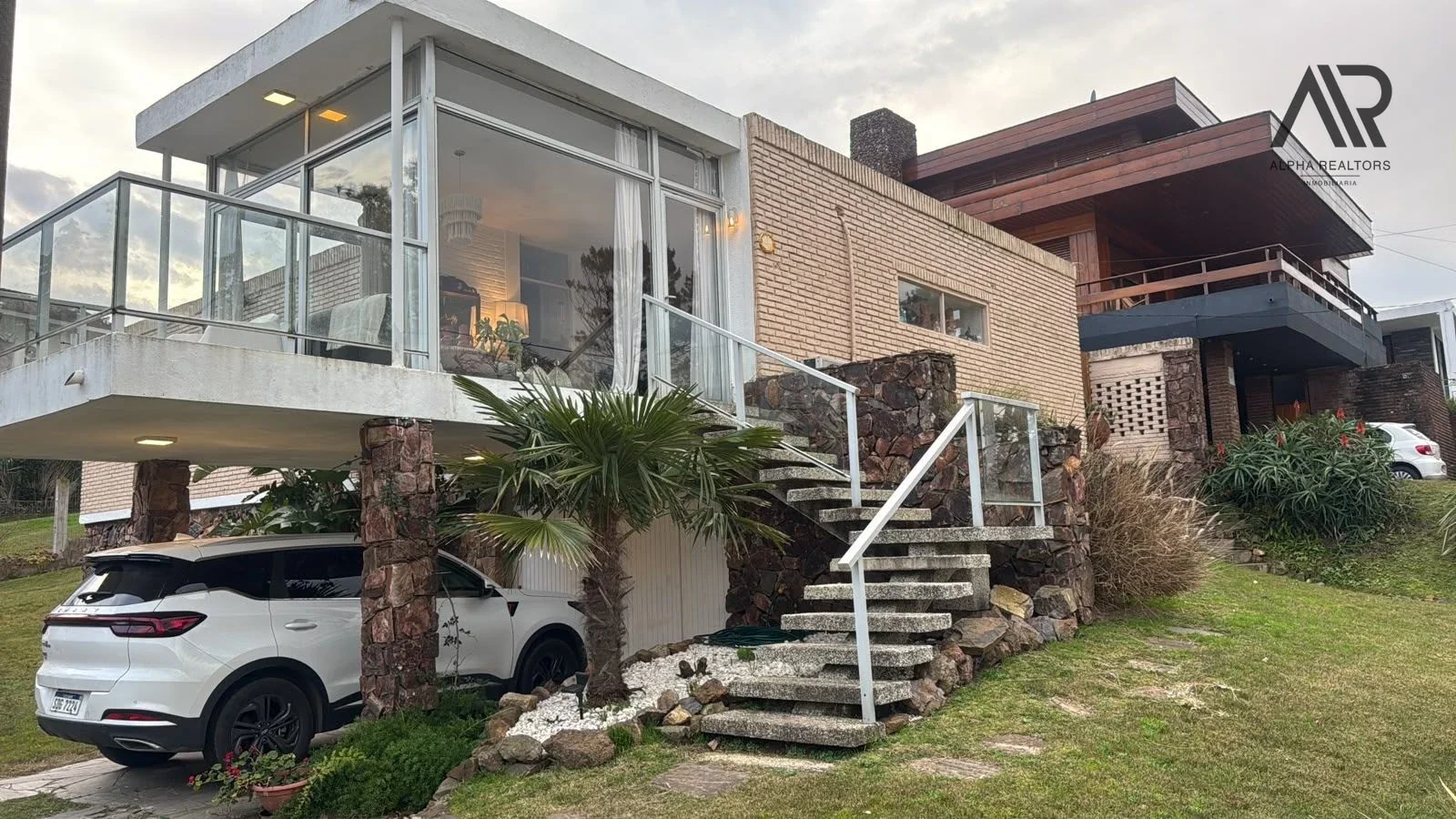 Casa 4 dormitorios en alquiler temporada c/ cochera en Playa Mansa - Imagen 1
