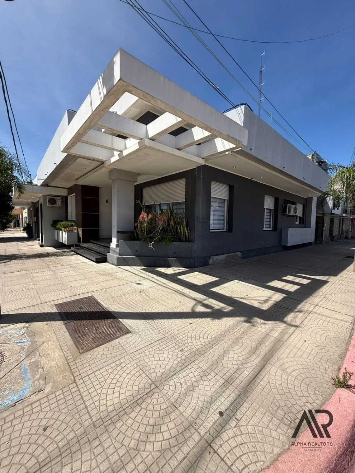Casa en alquiler c/ cochera en Artigas - Imagen 1