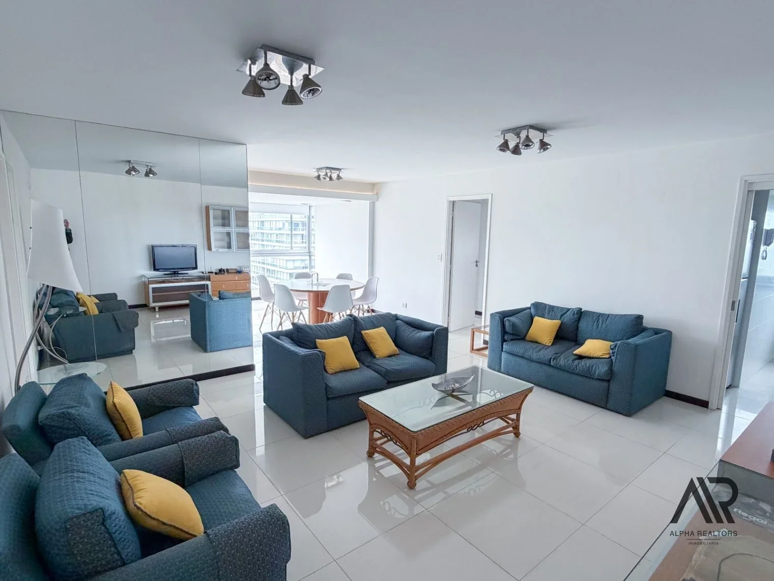 Apartamento en venta c/ cochera en Cantegril - Imagen 2