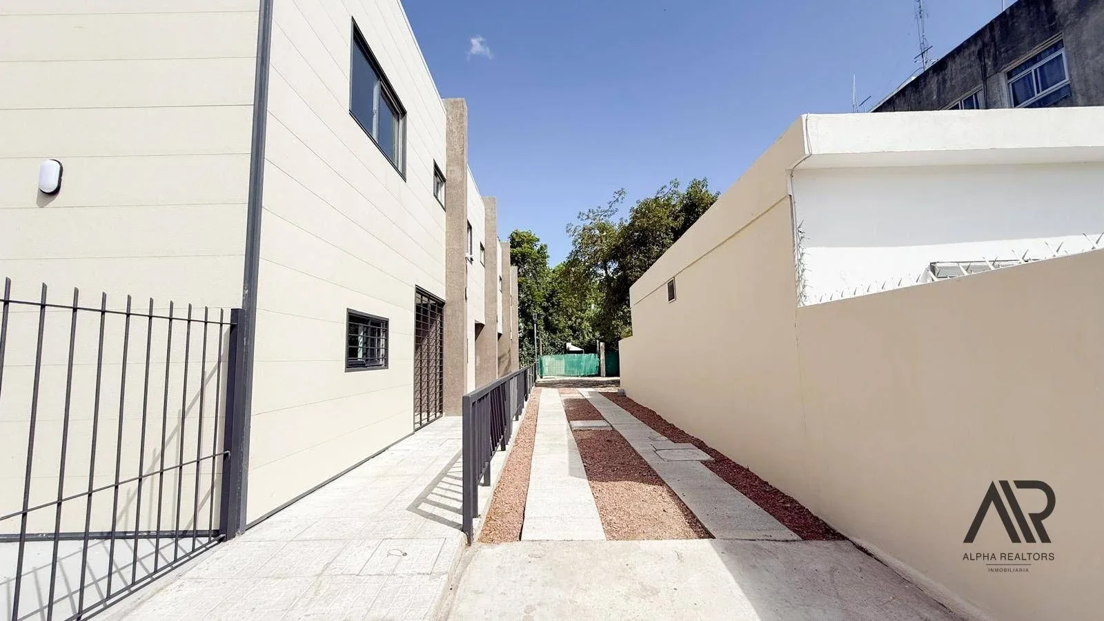 ALQUILER APARTAMENTO DOS DORMITORIOS COCHERA DUPLEX JARDIN FONDO MALVIN NORTE - Imagen 2