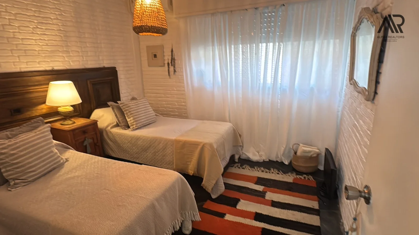 Casa 4 dormitorios en alquiler temporada c/ cochera en Playa Mansa - Imagen 5