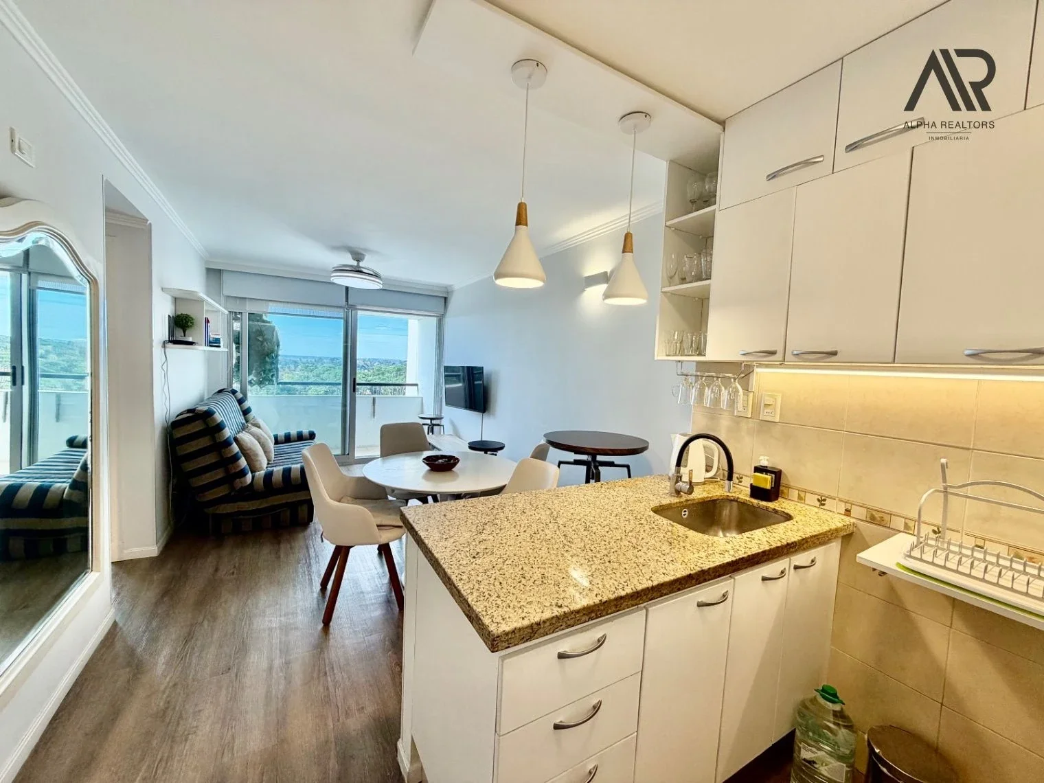 Apartamento en venta c/ cochera en Cantegril - Imagen 1
