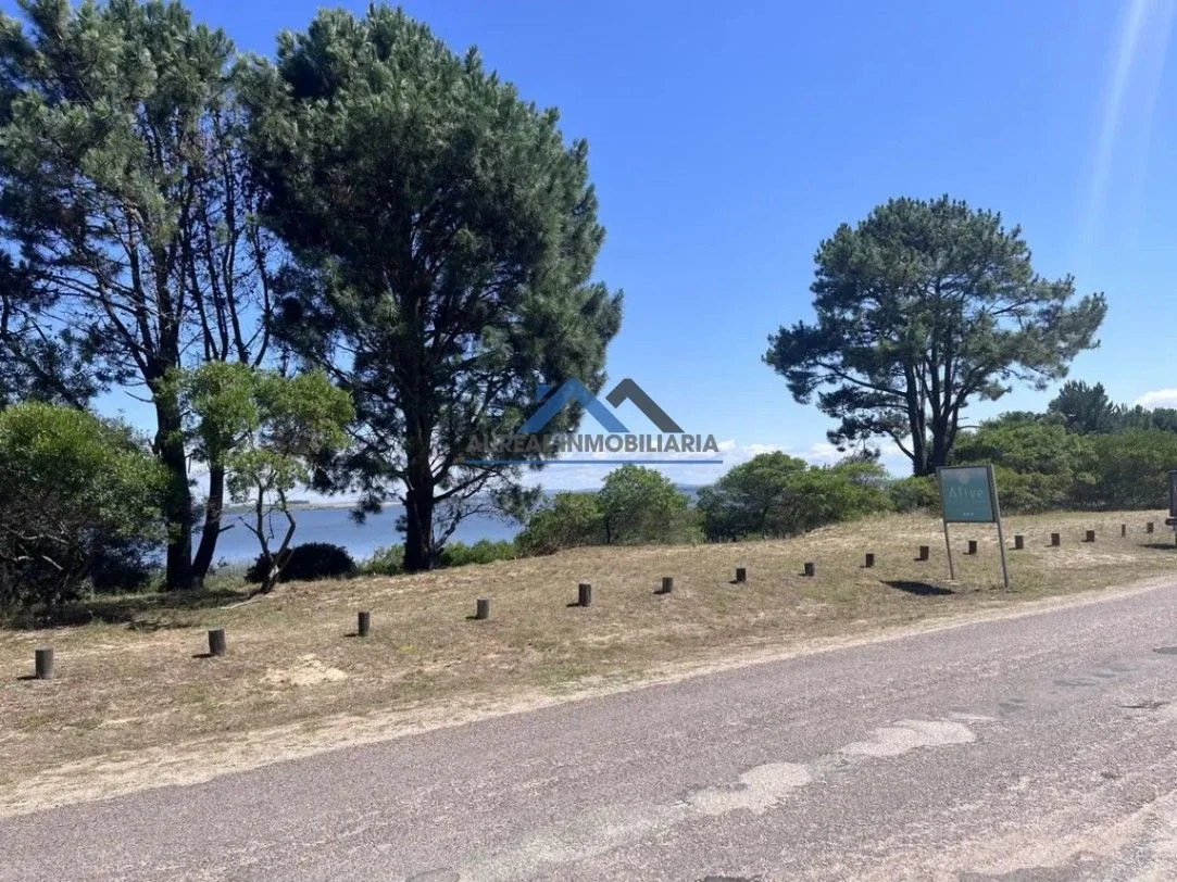 Venta Terreno de 1188m2 con Salida a Tres Calles en Club del Lago - Maldonado - Imagen 3