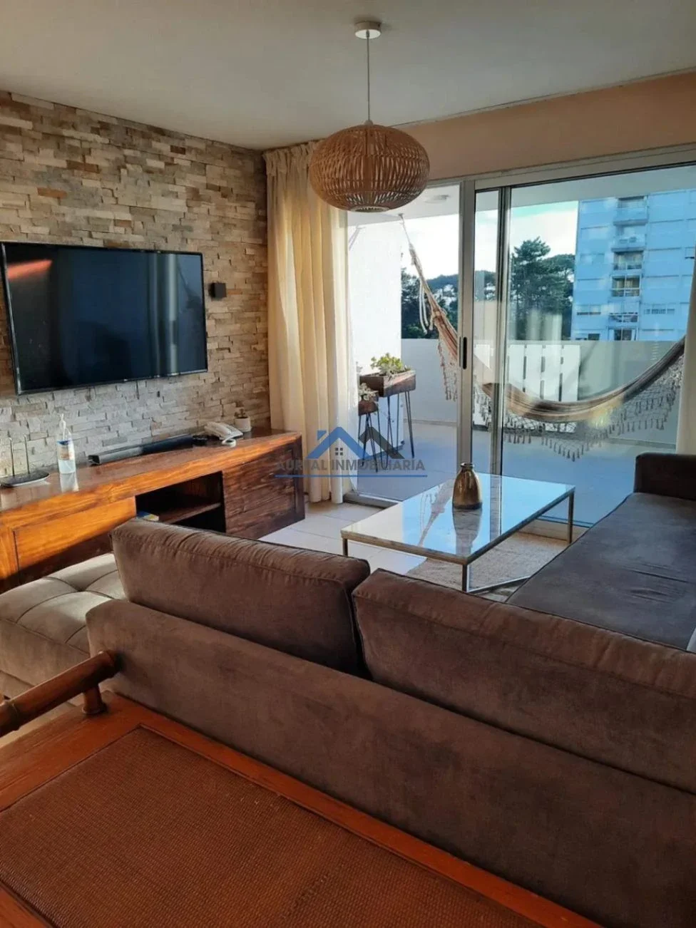 Venta Apartamento 2 dormitorios con cochera y balcón en Punta del Este - Imagen 1