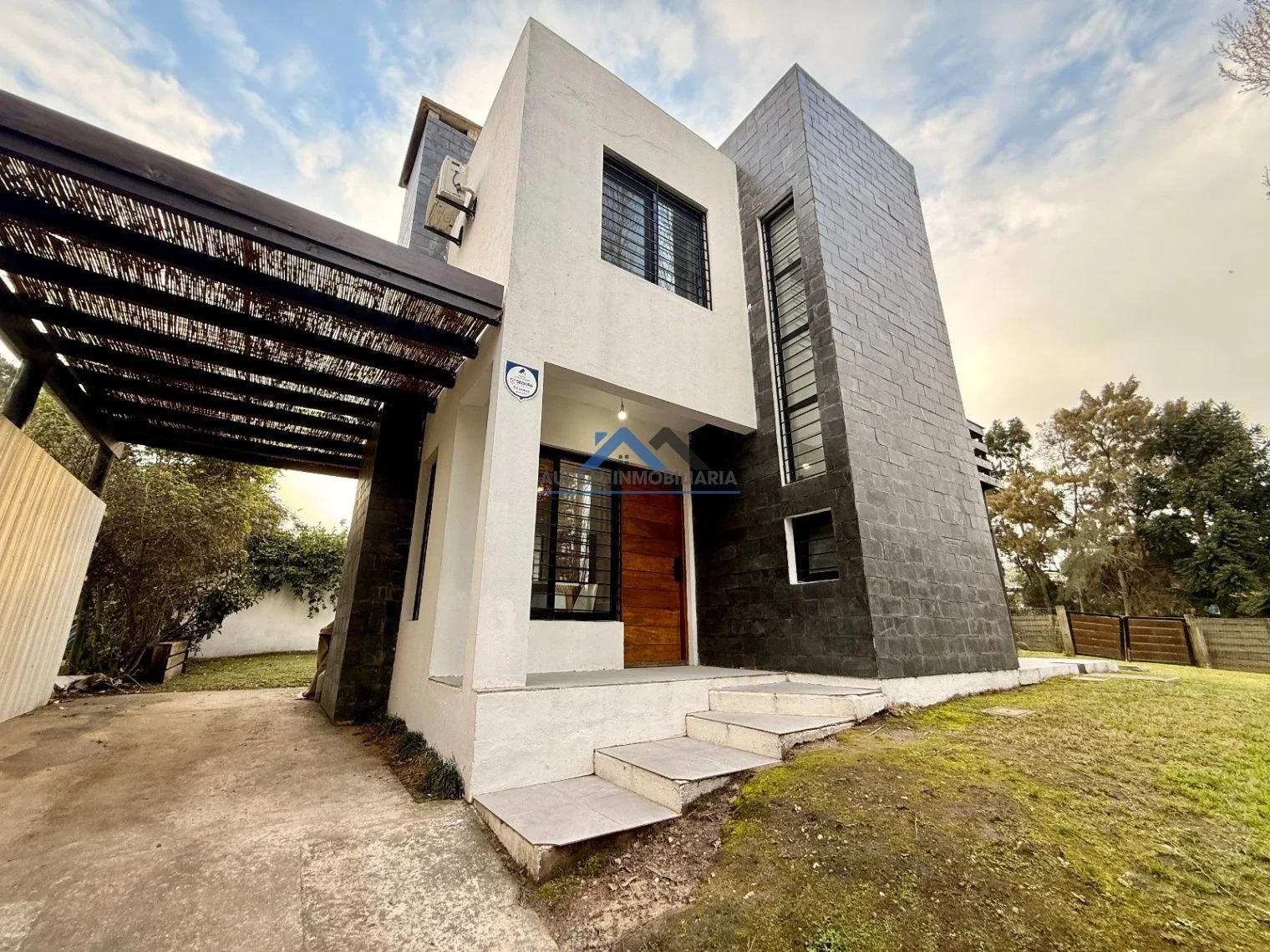Venta Casa 3 dormitorios y 4 baños con cochera en Pinares - Maldonado - Imagen 1