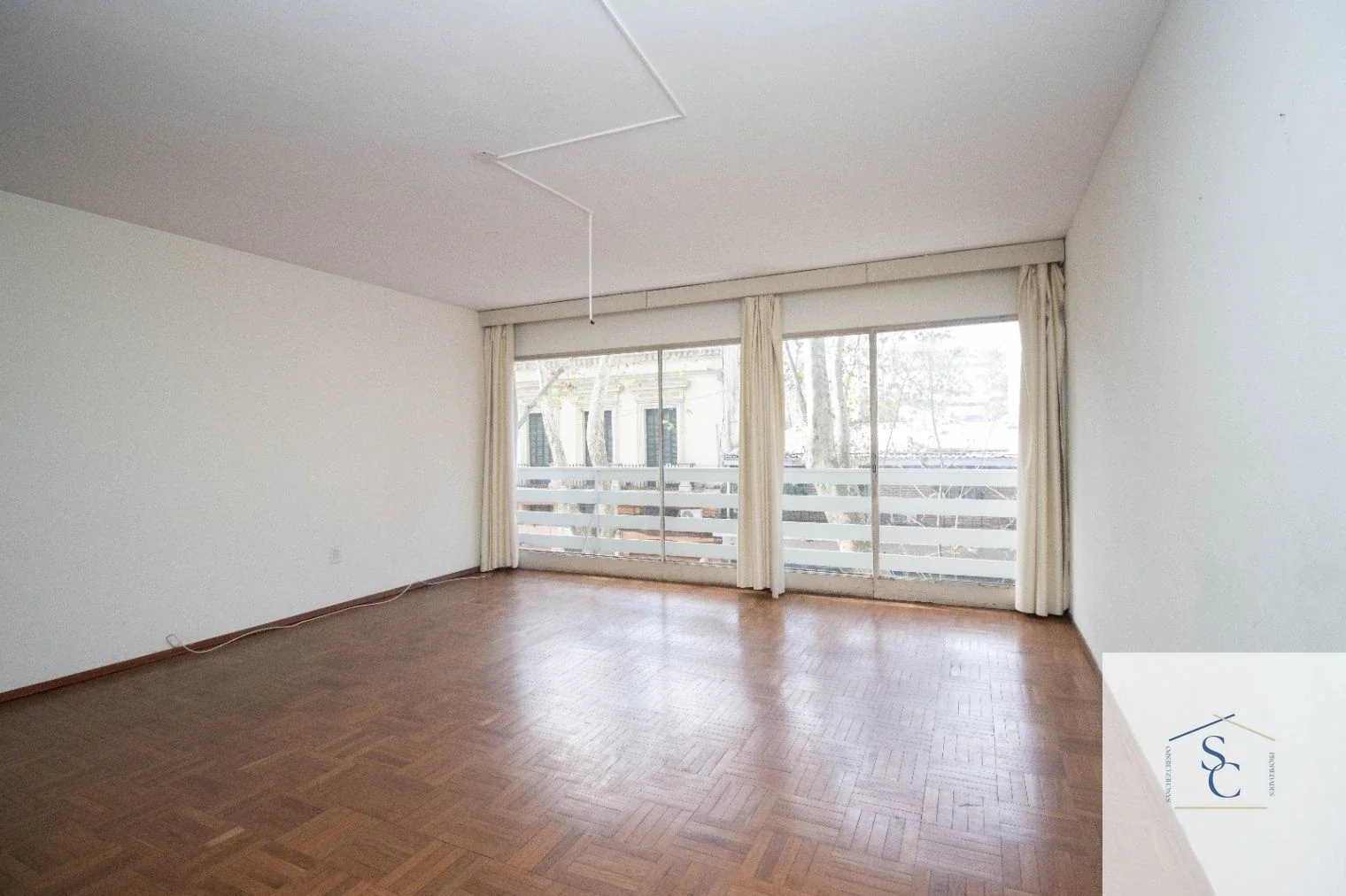 Venta apto. 3 dormitorios y servicio. Garage en Barrio Sur - Imagen 5