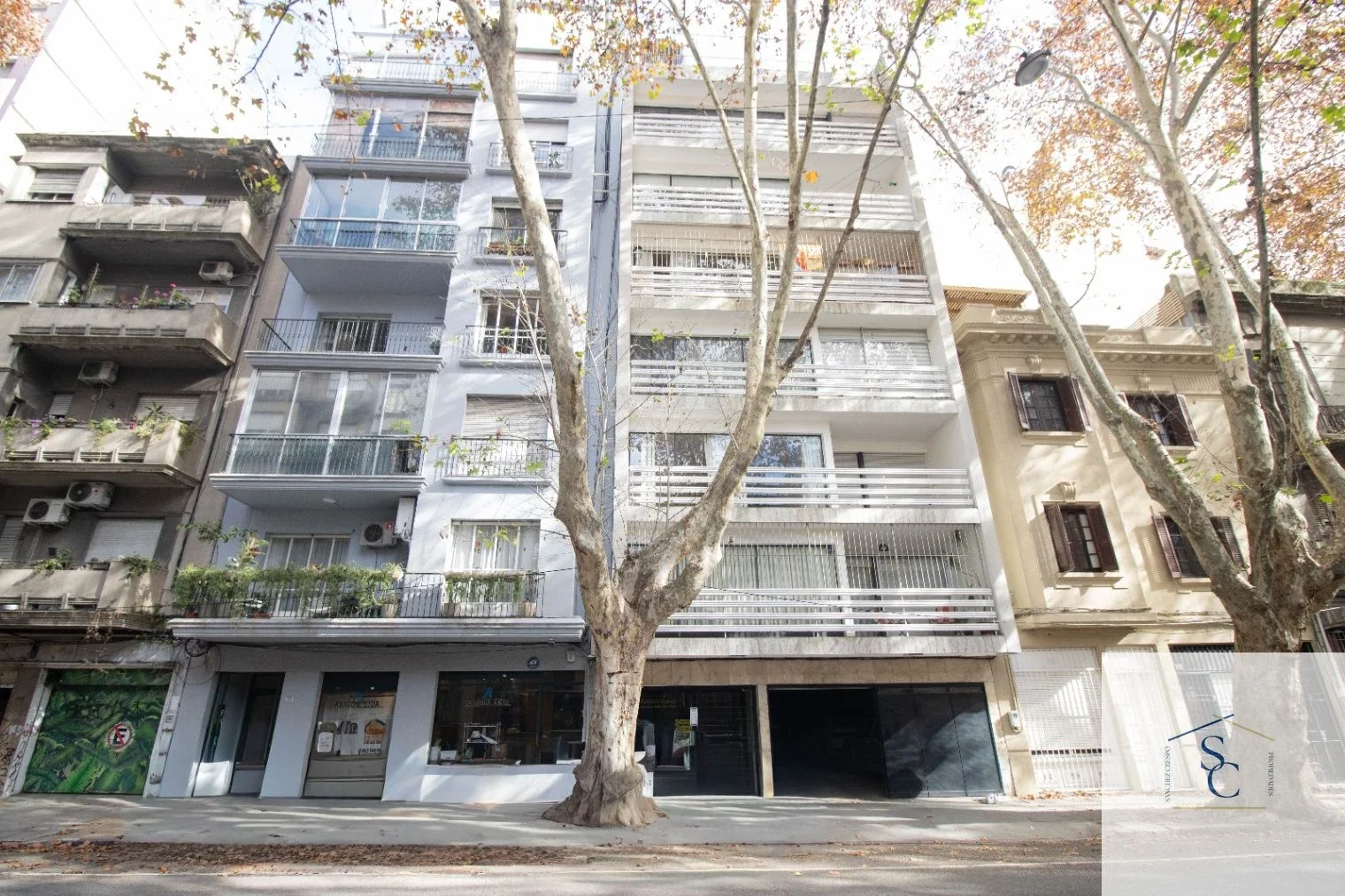 Venta apto. 3 dormitorios y servicio. Garage en Barrio Sur - Imagen 1