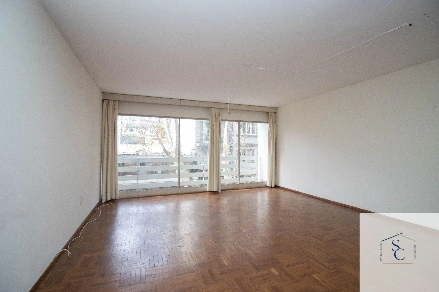 Venta apto. 3 dormitorios y servicio. Garage en Barrio Sur - Imagen 4