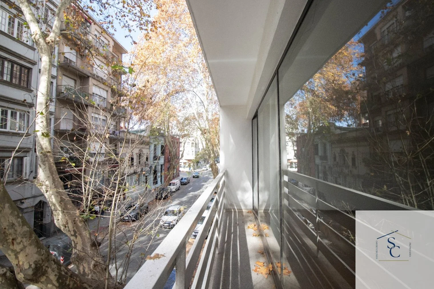 Venta apto. 3 dormitorios y servicio. Garage en Barrio Sur - Imagen 3
