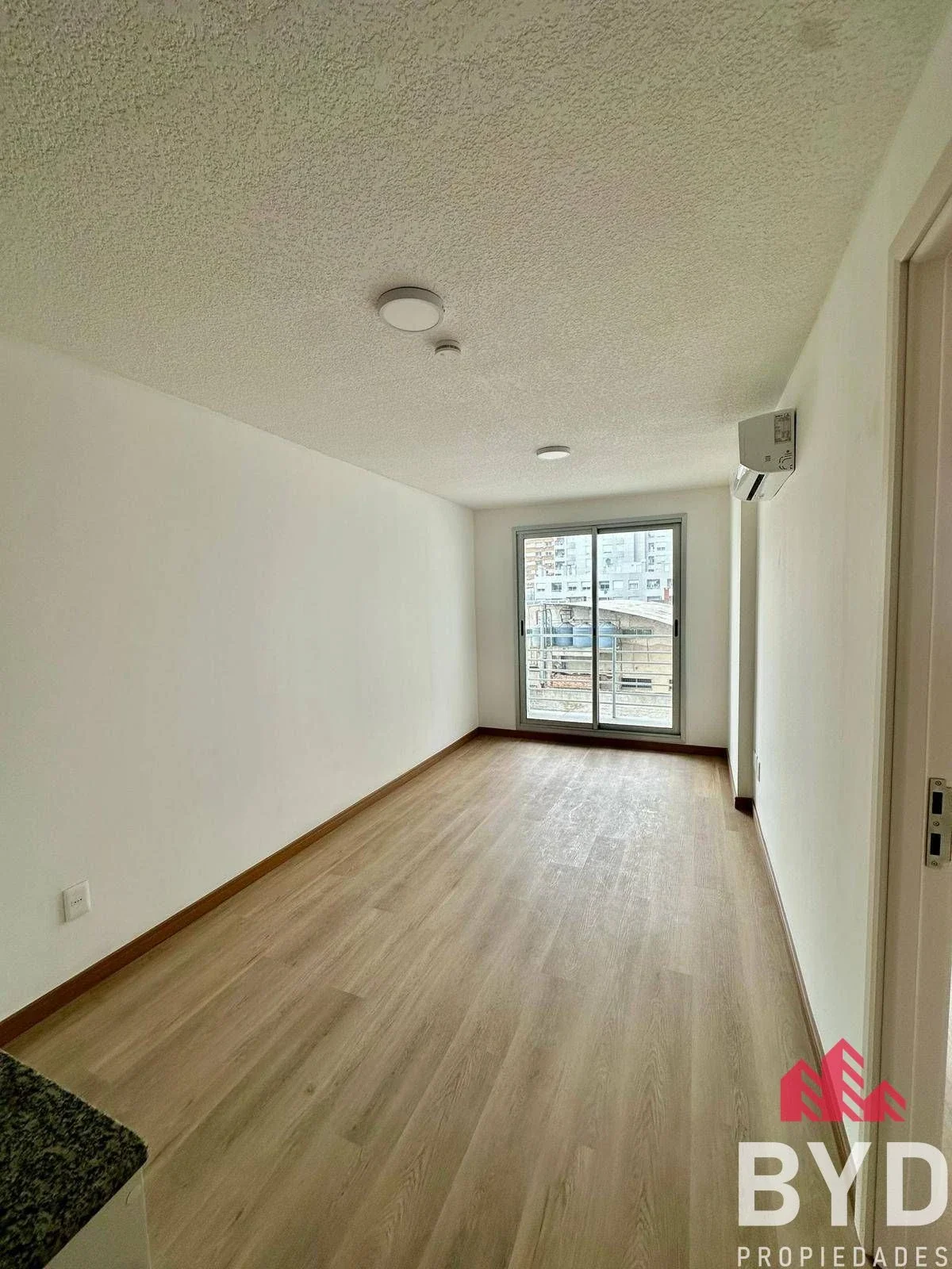 Apartamento en alquiler en Tres Cruces - Imagen 2