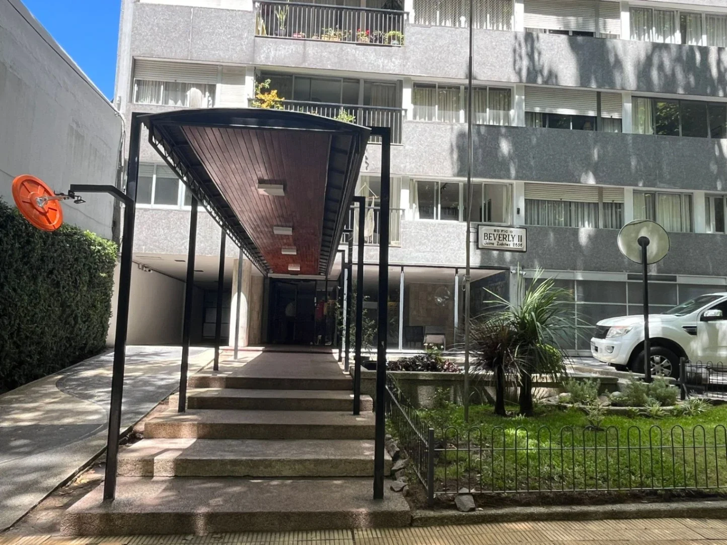 Apartamento con muebles 2 dormitorios, cochera, en Punta Carretas - Imagen 1