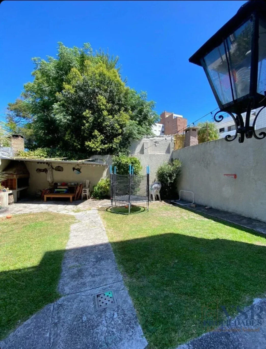 Alquiler amplia casa Pocitos 3D, estufa, garaje, fondo verde y servicio completo - Imagen 4
