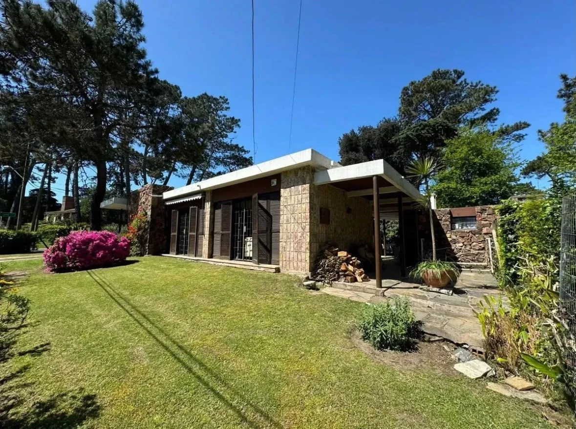 Hermosa Casa en alquiler verano punta del este c/ cochera y amplio jardin - Imagen 1