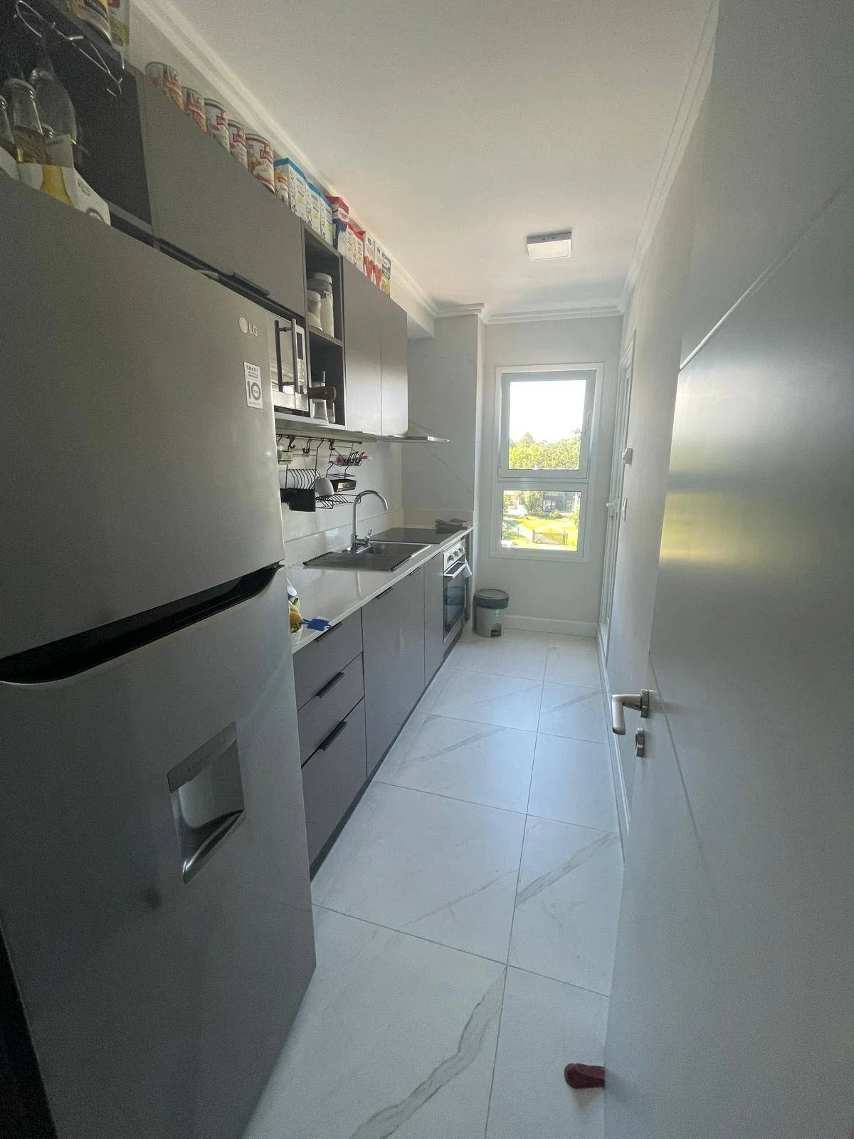 Venta apartamento c/parrillero, piscina y cochera en primera linea playa mansa - Imagen 2