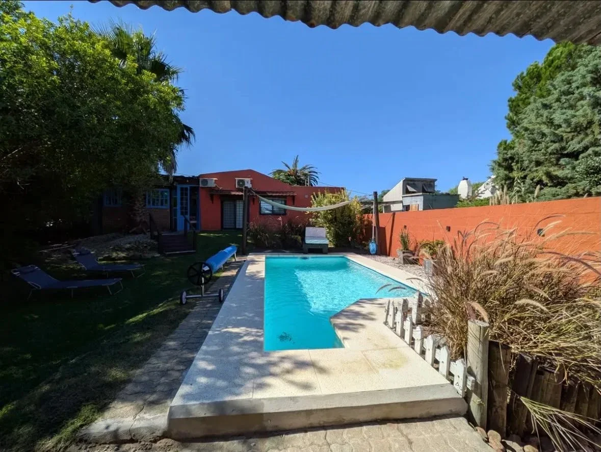 Hermosa Casa en alquiler temporario c/ piscina climatizada, jardin y parrillero - Imagen 5
