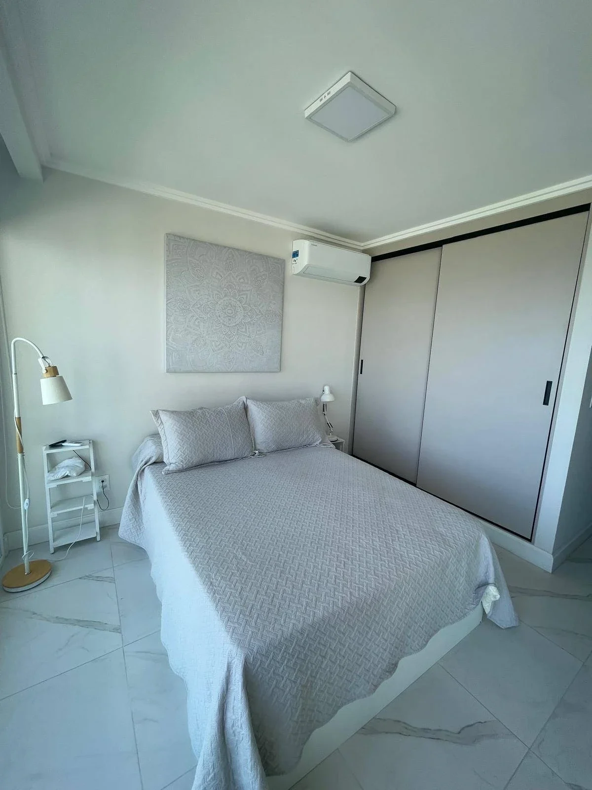Venta apartamento c/parrillero, piscina y cochera en primera linea playa mansa - Imagen 4