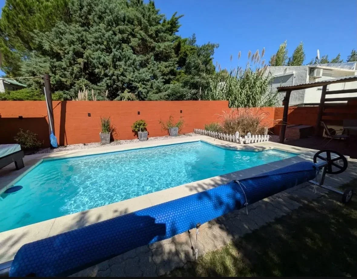 Hermosa Casa en alquiler temporario c/ piscina climatizada, jardin y parrillero - Imagen 1