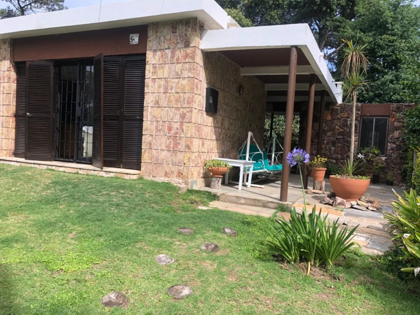 Hermosa Casa en alquiler verano punta del este c/ cochera y amplio jardin - Imagen 4