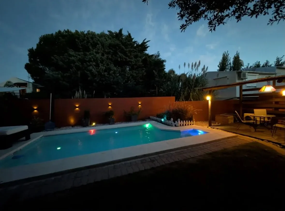 Hermosa Casa en alquiler temporario c/ piscina climatizada, jardin y parrillero - Imagen 2