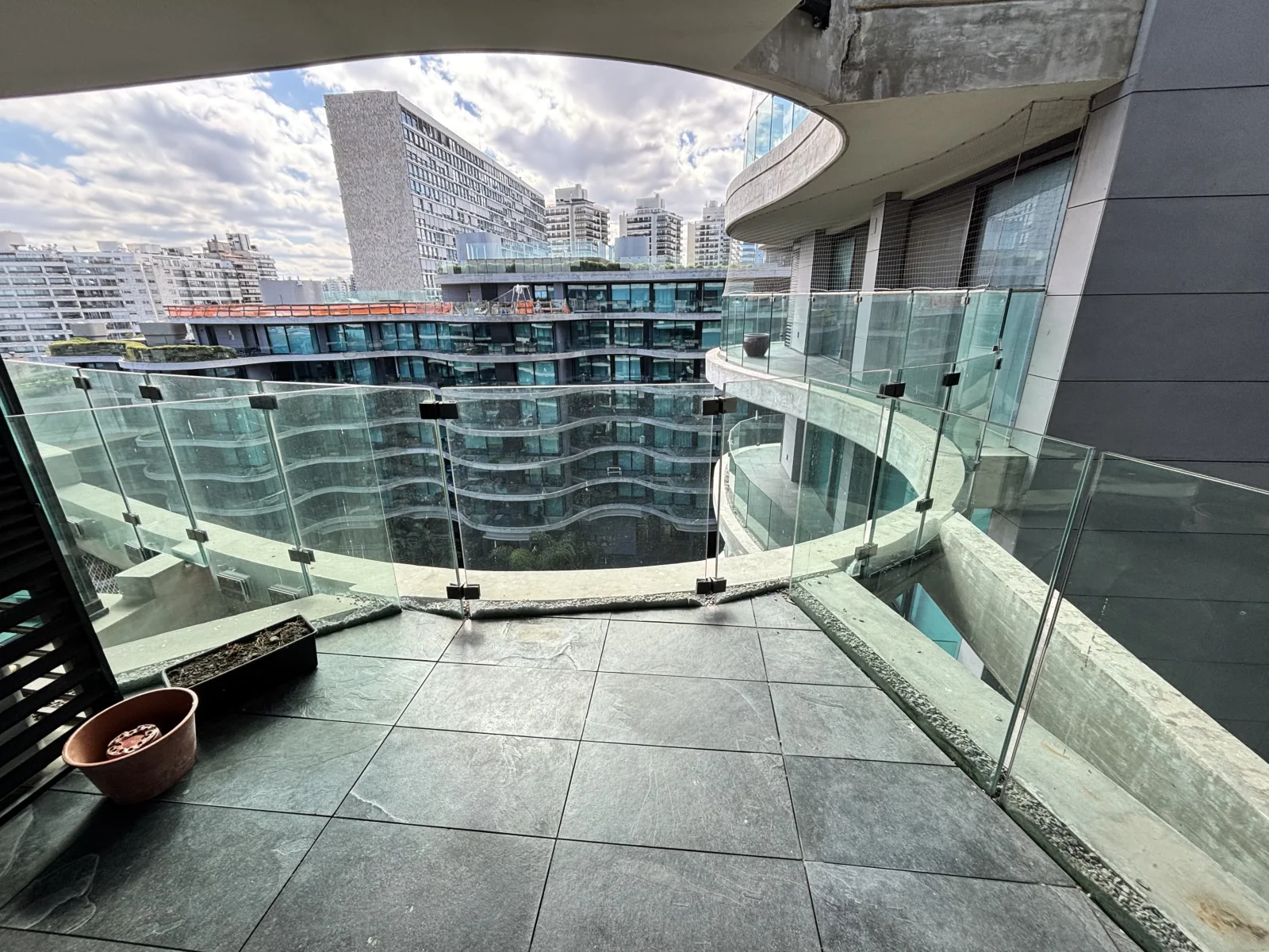 Venta apartamento 2 dormitorios y servicio, 2 cochera en Puerto Buceo - Imagen 5