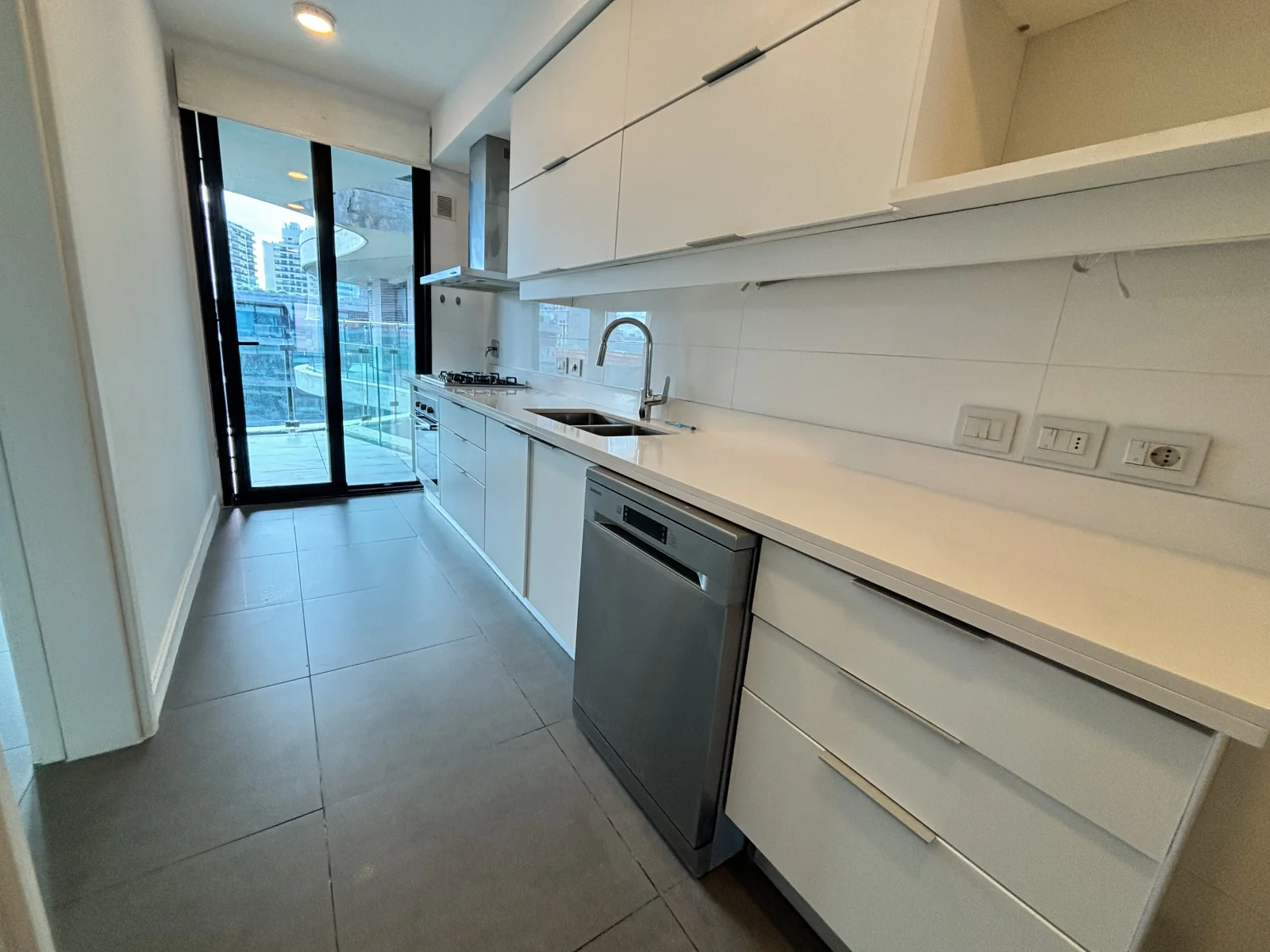 Venta apartamento 2 dormitorios y servicio, 2 cochera en Puerto Buceo - Imagen 3