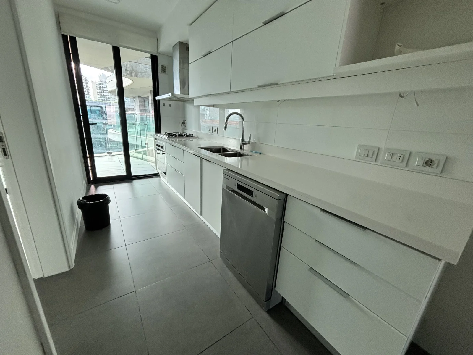 Venta apartamento 2 dormitorios y servicio, 2 cochera en Puerto Buceo - Imagen 1