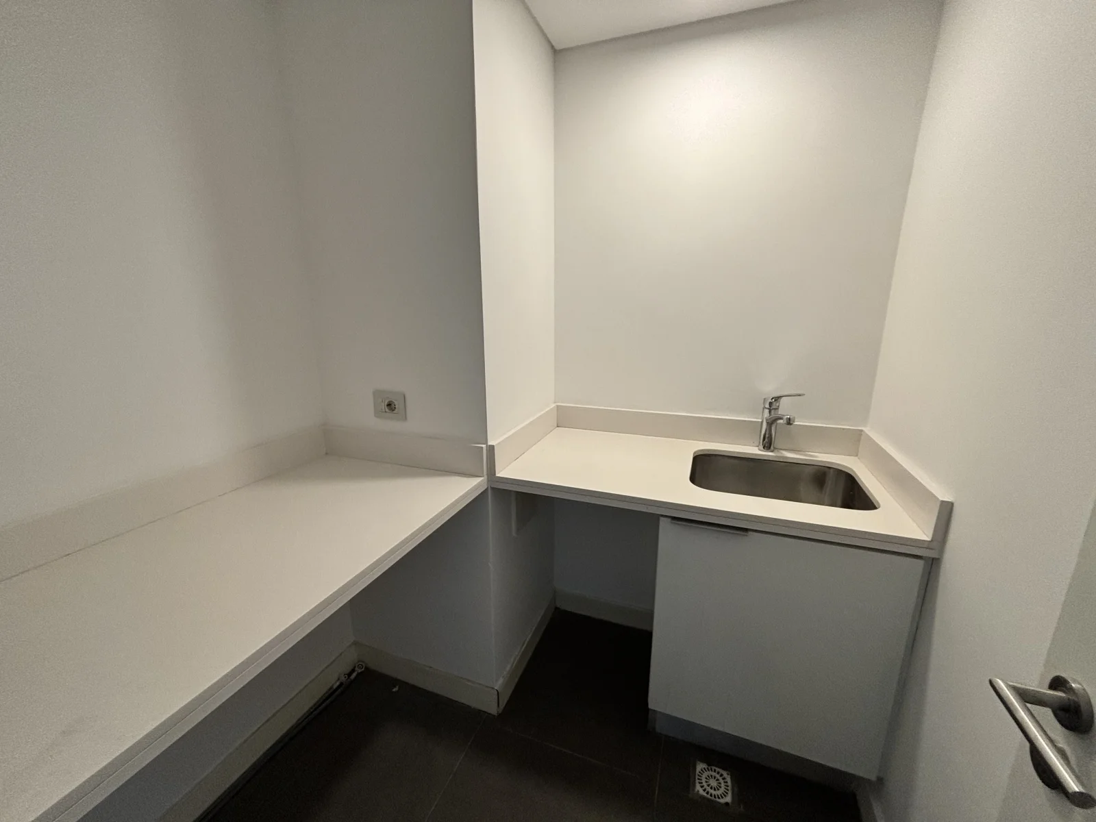 Venta apartamento 2 dormitorios y servicio, 2 cochera en Puerto Buceo - Imagen 2