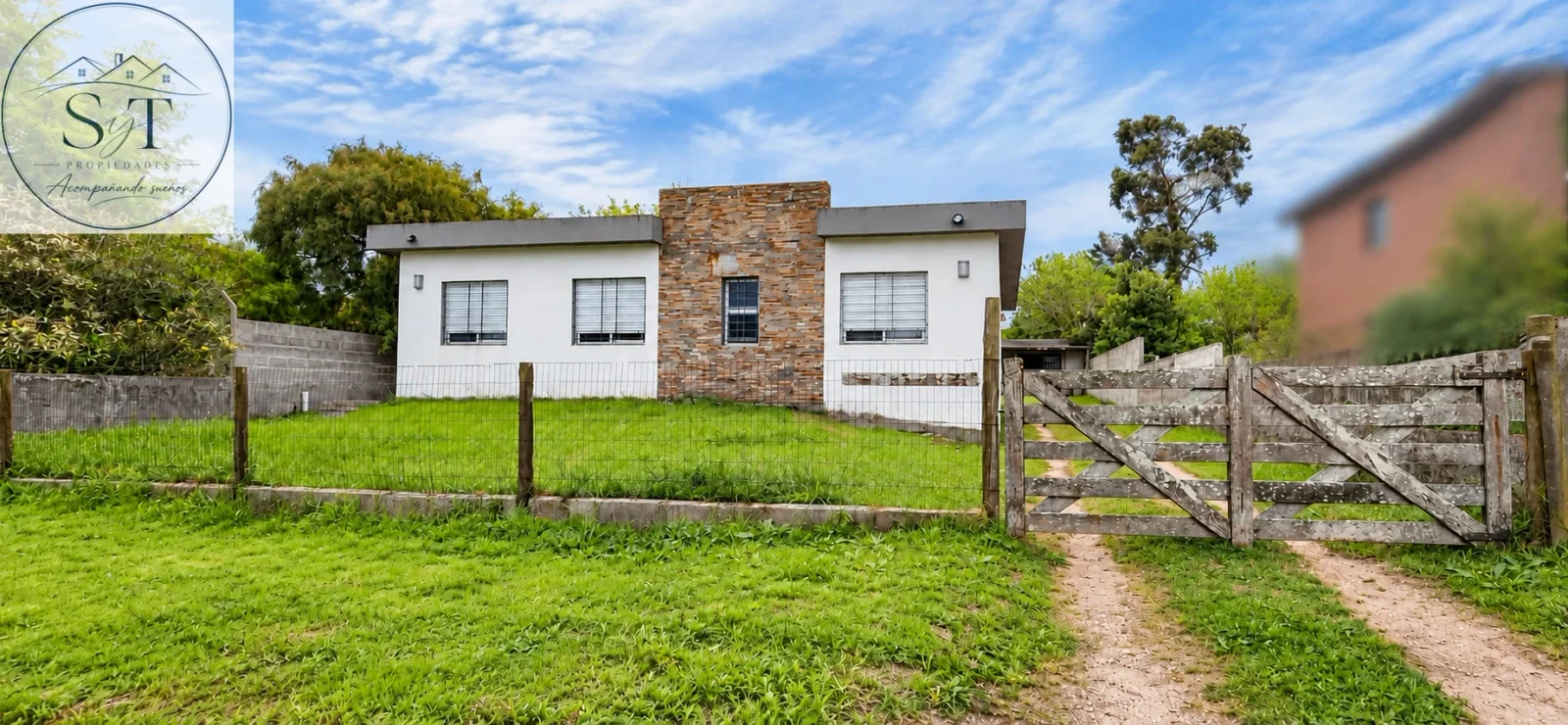 Casa en venta c/ cochera en Solymar - Imagen 1