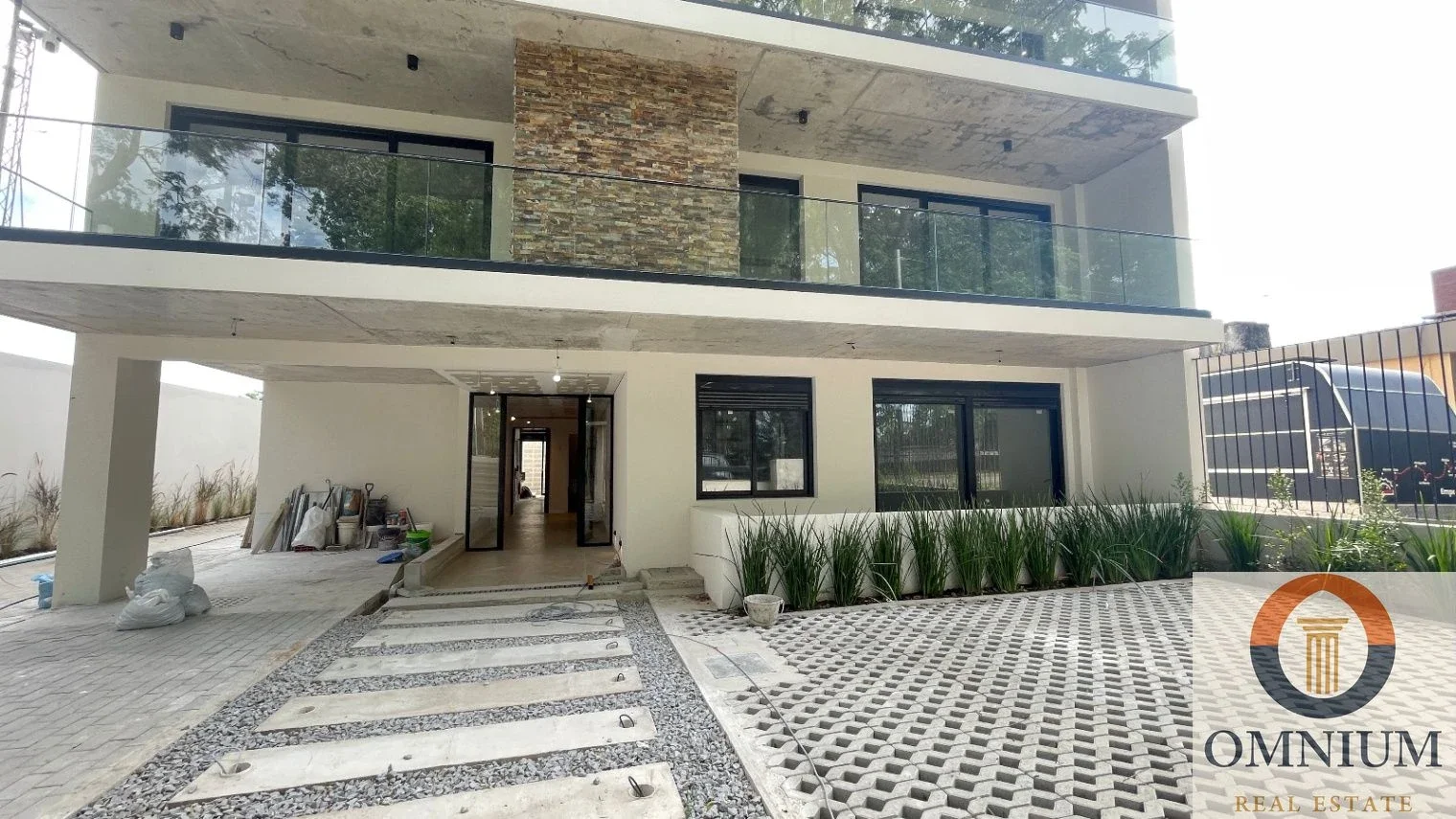 Apartamentos 3 dom, 3 baños, parrillero, patio y cocheras a estrenar en Carrasco - Imagen 2