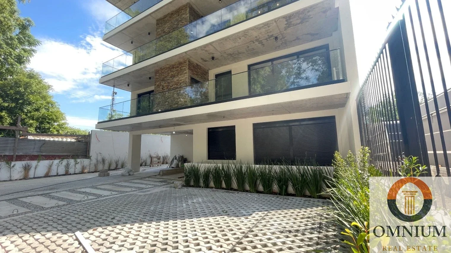 Apartamentos 3 dom, 3 baños, parrillero, patio y cocheras a estrenar en Carrasco - Imagen 1