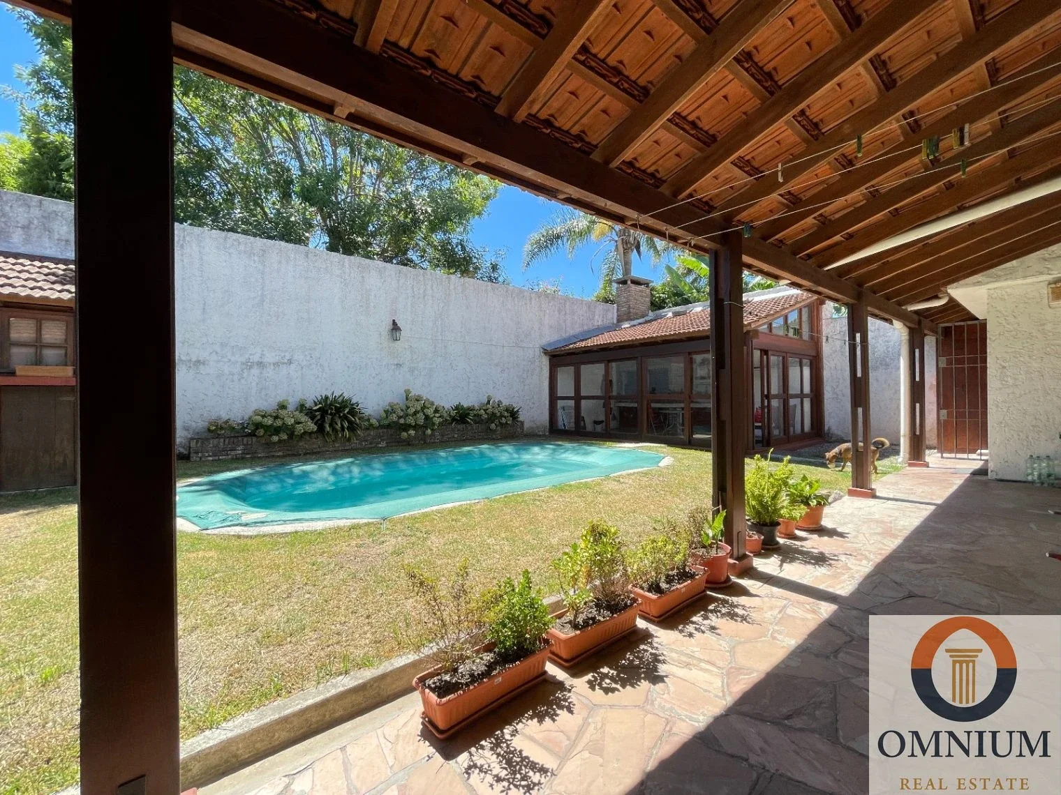 Casa muy amplia 5 dormitorios, 3 baños, con piscina y barbacoa en Carrasco Norte - Imagen 2