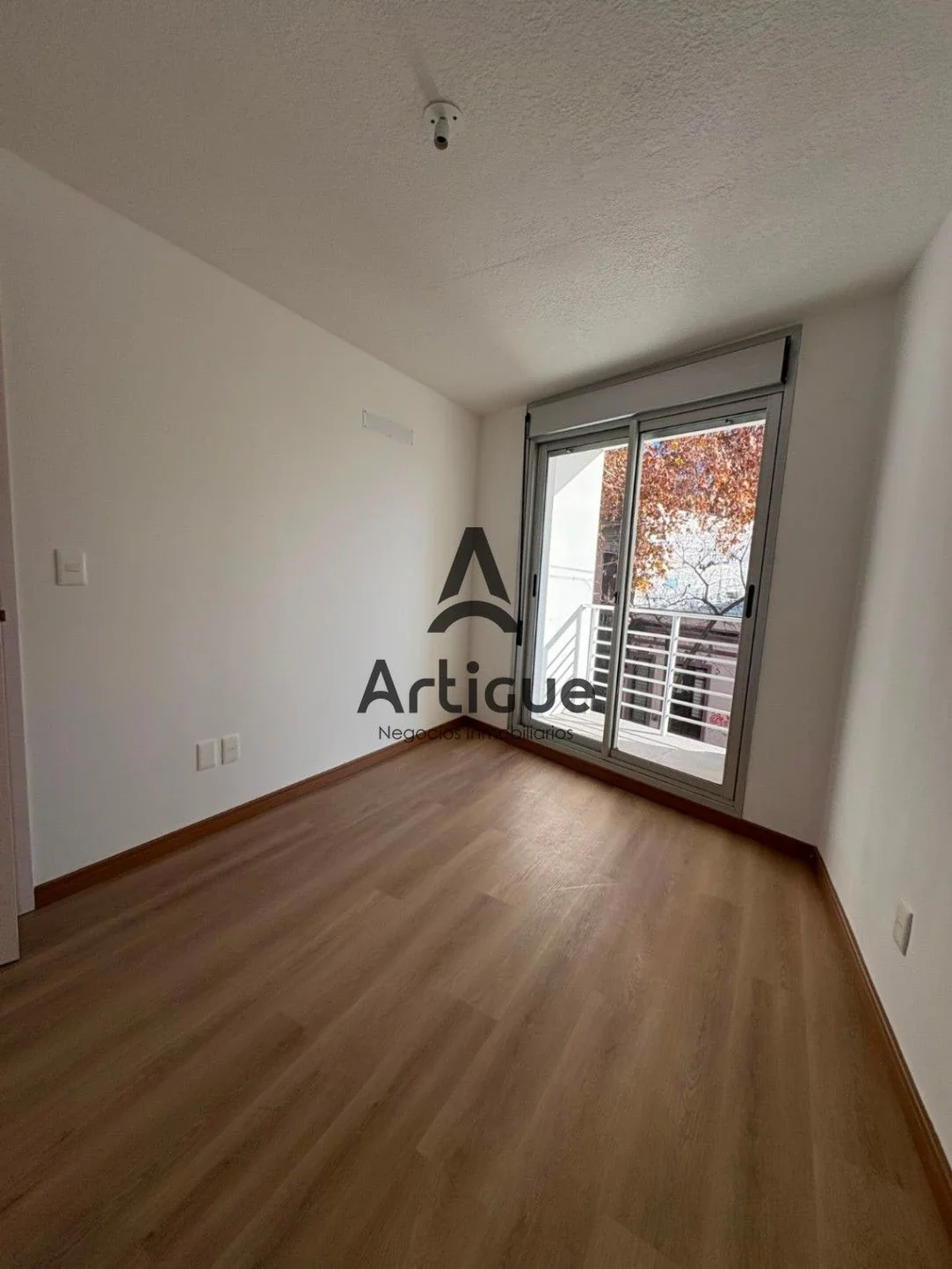 Apartamento en alquiler en Tres Cruces - Imagen 2