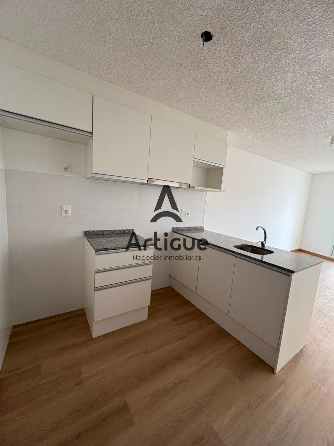 Apartamento en alquiler en Tres Cruces - Imagen 1
