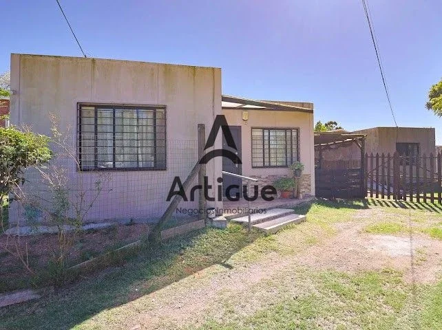 Casa en venta c/ cochera en Solymar - Imagen 1