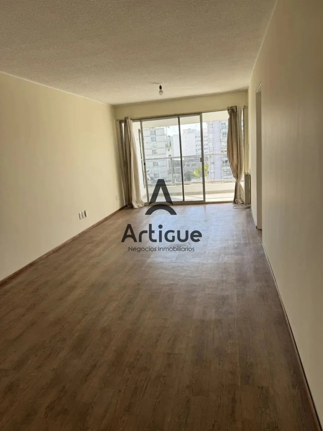Alquiler apartamento 2 dormitorios en Pocitos con cochera - Imagen 1