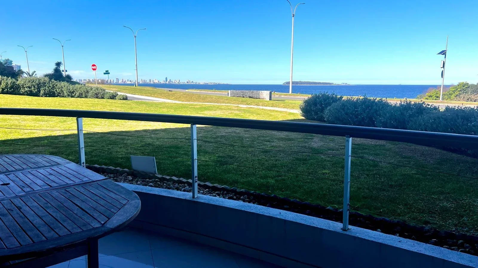 Apartamento en alquiler anual primera linea mansa - Imagen 1