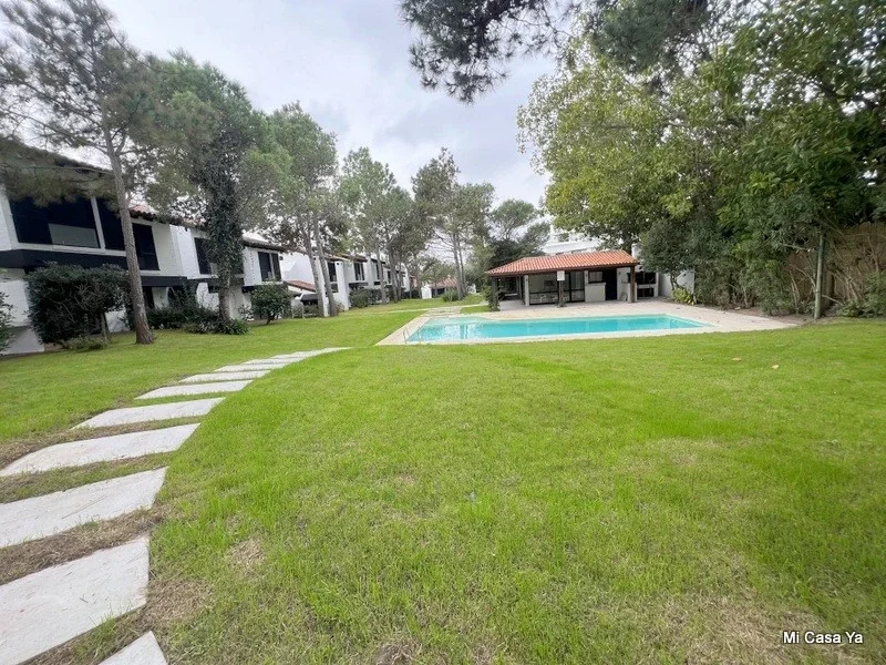 Venta casa formato duplex Barrio cerrado Playa Brava Punta del Este piscina - Imagen 2