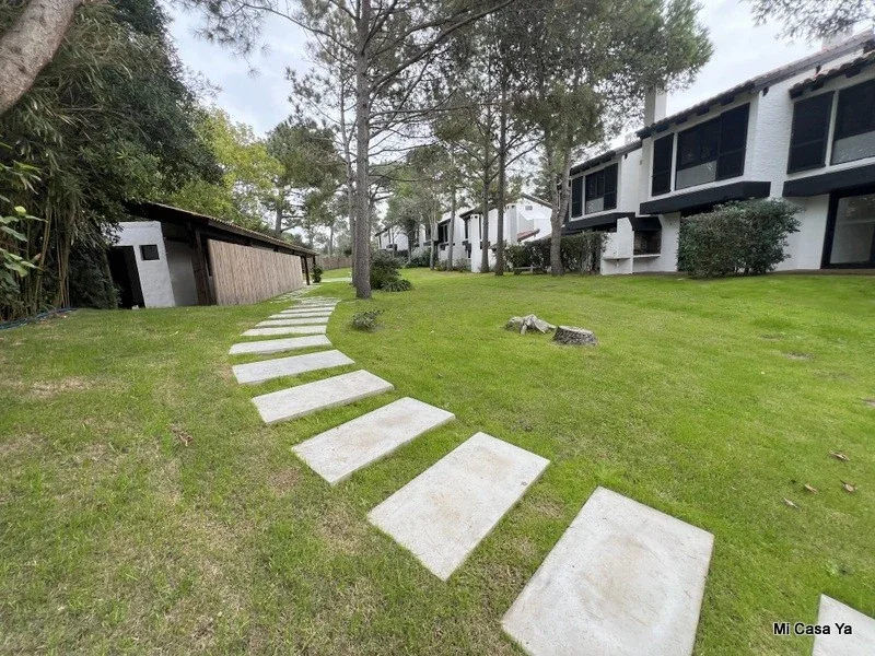 Venta casa formato duplex Barrio cerrado Playa Brava Punta del Este piscina - Imagen 4
