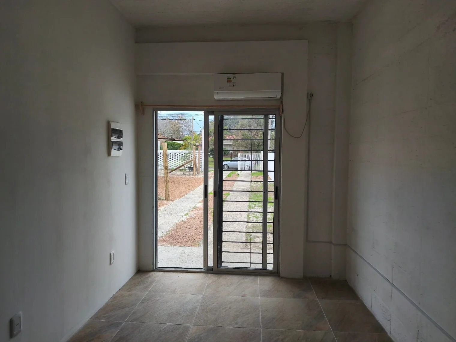 Casa dos dormitorios en alquiler c/ cochera y parrillero en La Floresta - Imagen 4