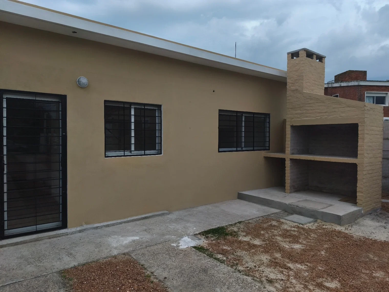 Casa dos dormitorios en alquiler c/ cochera y parrillero en La Floresta - Imagen 1