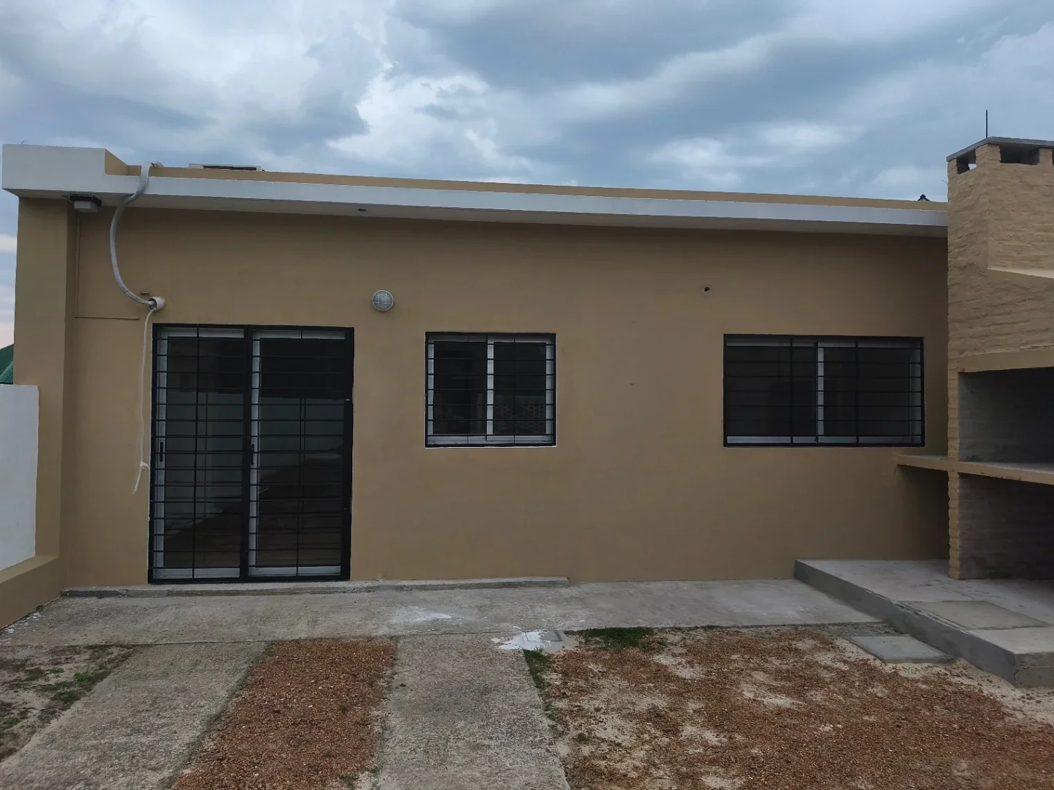 Casa dos dormitorios en alquiler c/ cochera y parrillero en La Floresta - Imagen 3