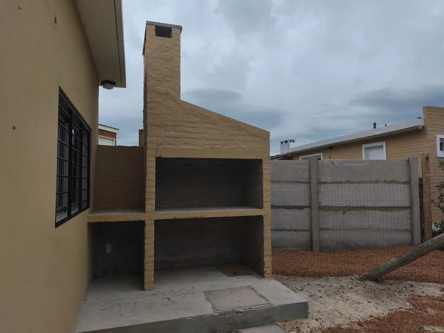 Casa dos dormitorios en alquiler c/ cochera y parrillero en La Floresta - Imagen 2