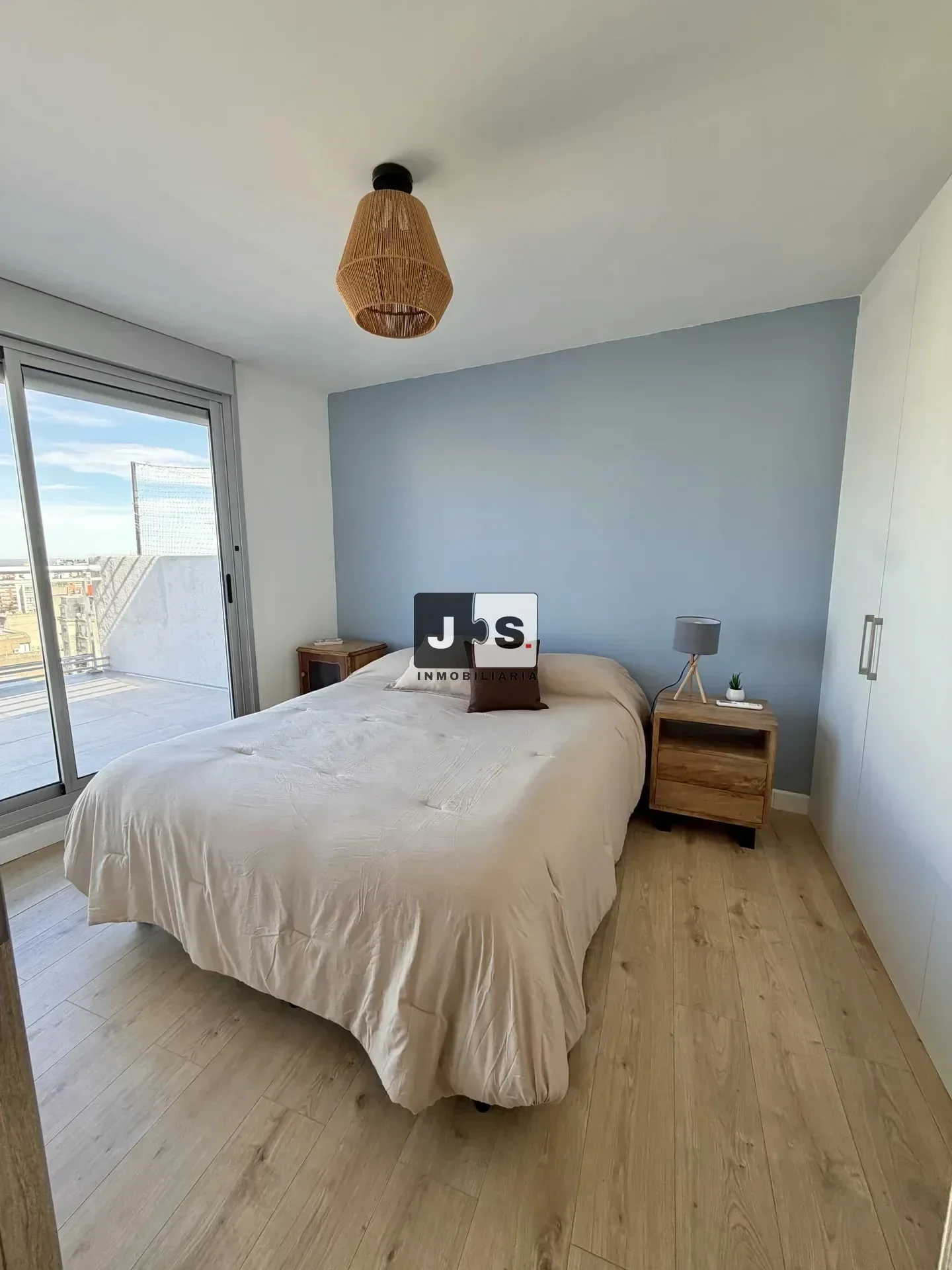 Alquilo apartamento amueblado 1 dormitorio c/ cochera c/ balcon Barrio Cordon - Imagen 2