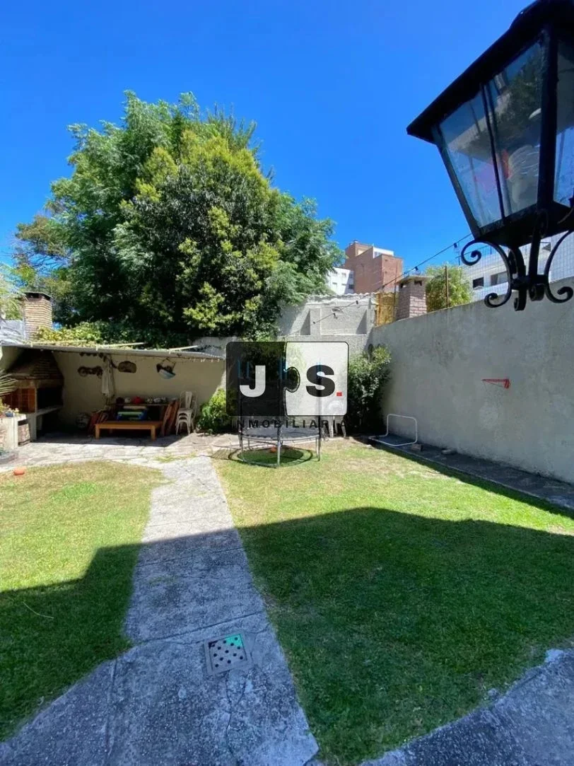 Alquilo Casa 3 dormitorios con patio y garaje Pocitos - Imagen 1