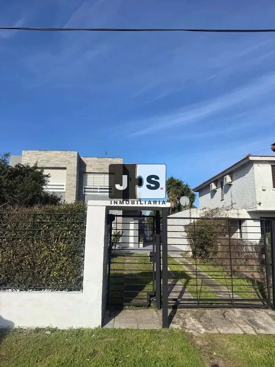 Alquiler de casa de 3 dormitorios en Barra de Carrasco con cochera - Imagen 1